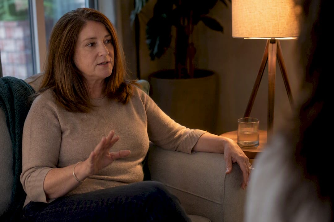 Hand gesture signaling calm start in couple conversation